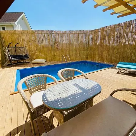 Lägenhet Wonderful Bungalow With Private Pool, Garden And Bbq In