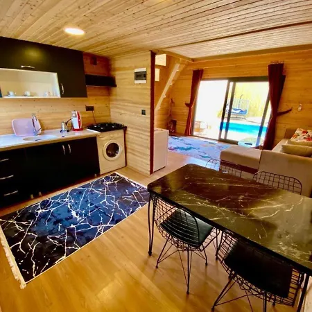 アパート Wonderful Bungalow With Private Pool, Garden And Bbq In